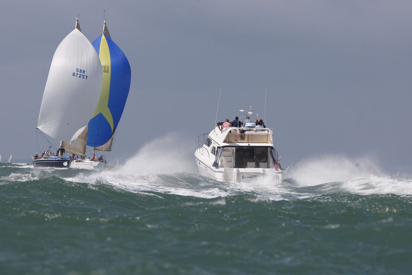 three boats following colregs to prevent collision 